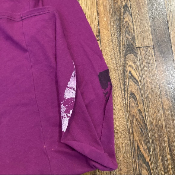 Raspberry T-shirt, cotton fabric, cardigan with short sleeves. Hand Silk Screen - Picture 6 of 6